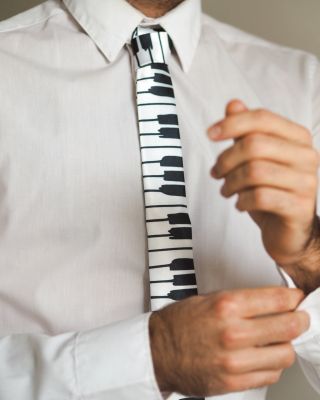 🎶✨ Dejte svému outfitu osobitý nádech a ukažte svou vášeň pro hudbu! 🎹💫 Tato elegantní kravata s potiskem klaviatury,...