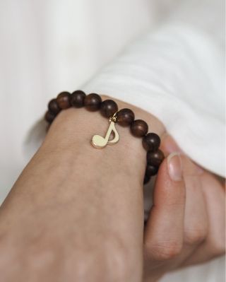 🎵 Hudba na vašem zápěstí! 🎶 Spojení přírody a hudby v jednom doplňku. ✨ Náramek ze santalového dřeva s jemným přívěskem...