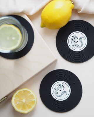 Fandíte retru? Podložky v designu vinylové desky nejsou jen praktickou pomůckou, ale i krásnou dekorací. Slušet budou...
