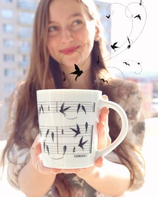 Vlaštovky už ladí křídla a vyráží za teplem… 🕊️ Až odletí, můžeme si je připomenout u šálku čaje nebo kávy. Hrníček...