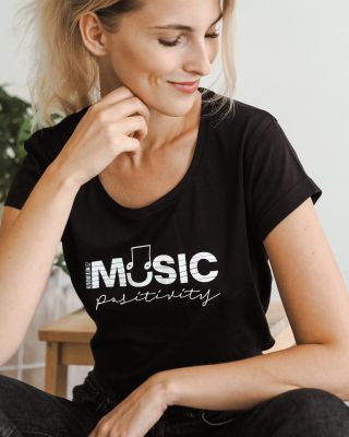 Víte, že až do pondělí dostanete ke každému našemu tričku lepící bloček zdarma? 🎶 #kapela #sbor #darky #muzikanti #noty...